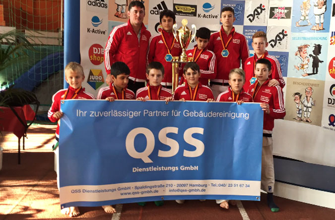 Die U14 Judo-Mannschaft des TH Eilbeck präsentiert den Deutschen Jugendpokal 2015